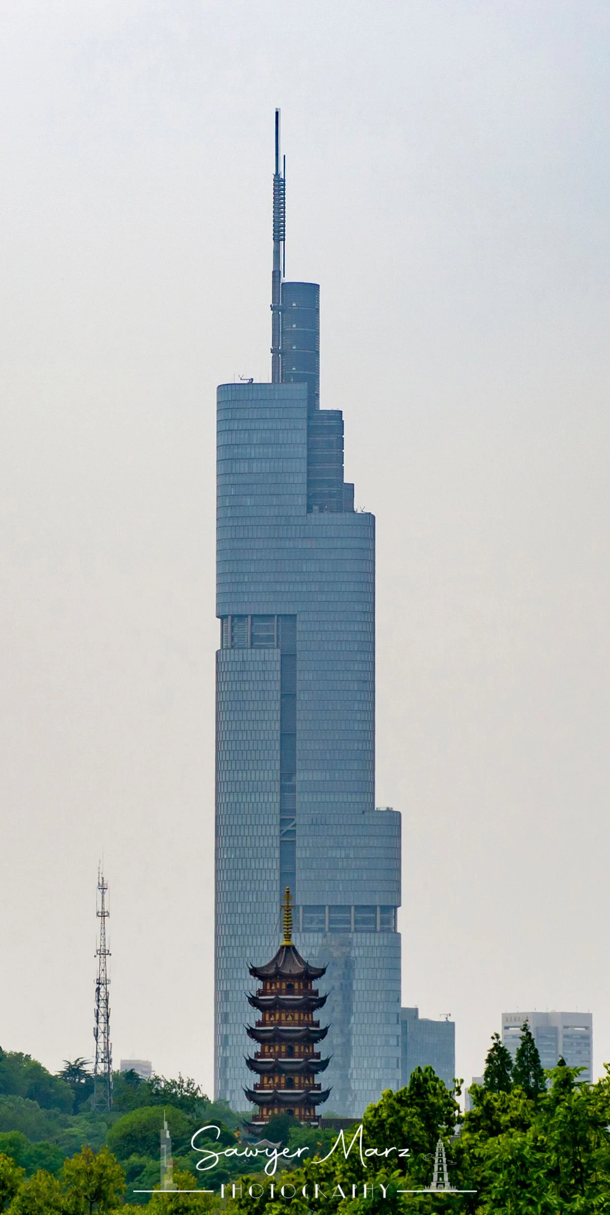 鸡鸣寺与紫峰大厦,在一条天际线上
