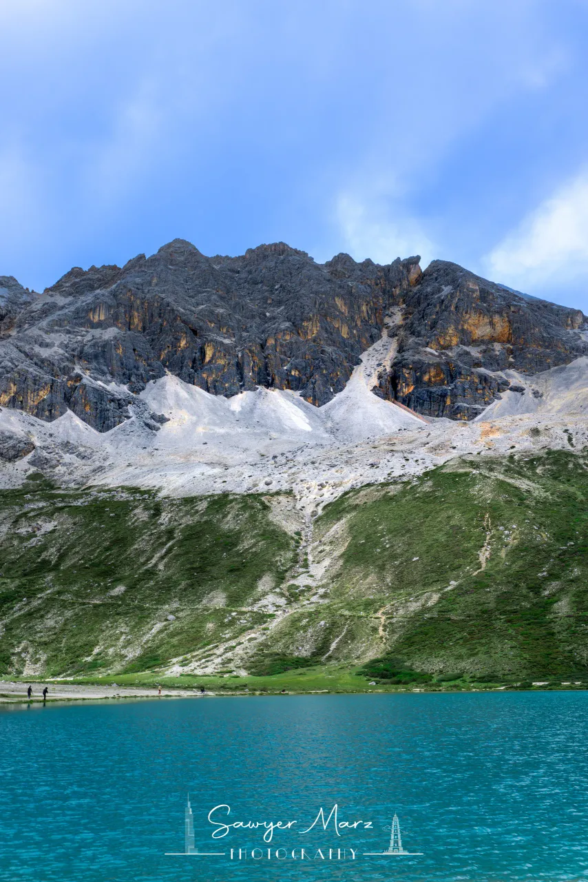 海拔 4700 米，湖水托住稻城的山